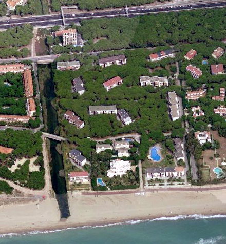 Imagen area de los apartamentos PINE BEACH de Gav Mar previa a la construccin del puente del paseo martimo sobre la riera dels Canyars (2009)